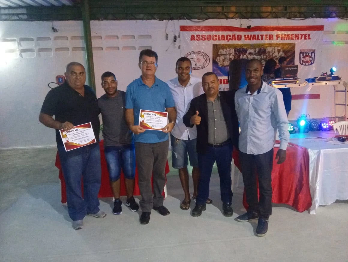 Cerimônia de homenagem e entrega de certificados